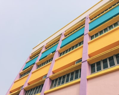 彩色建筑的低角度摄影